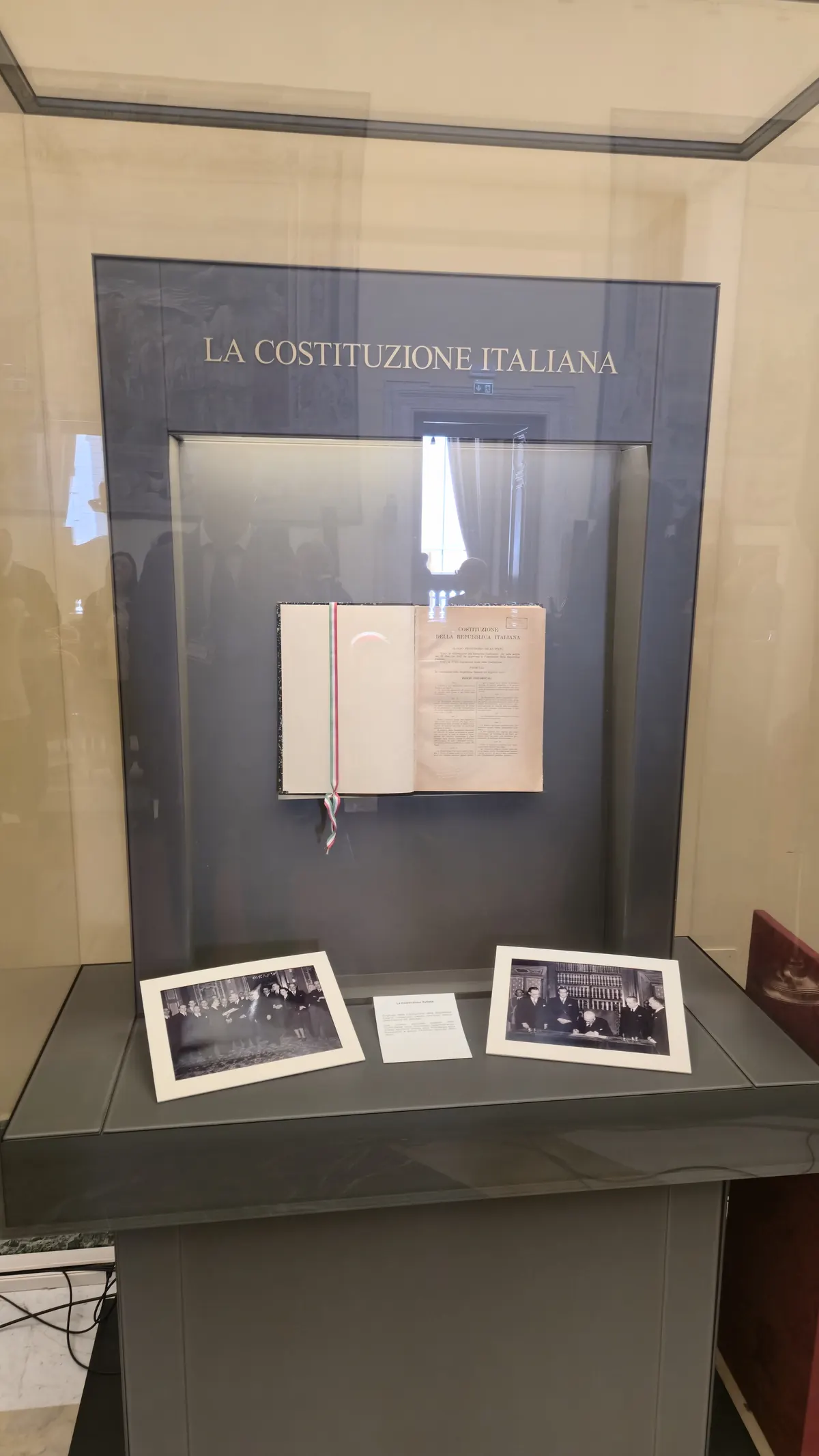 Esposizione della Costituzione italiana fotografata durante la visita a Montecitorio