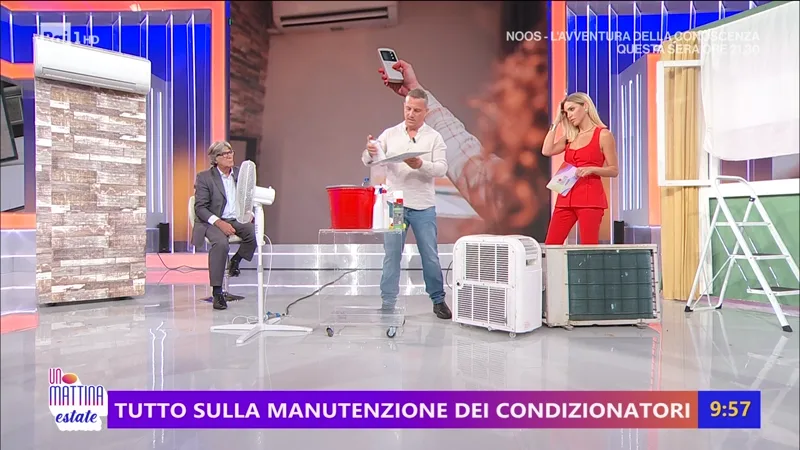 Valerio Renzetti a Unomattina Estate del 14 luglio 2025: dimostrazione sulla manutenzione dei climatizzatori, fotogramma a 1:12:12